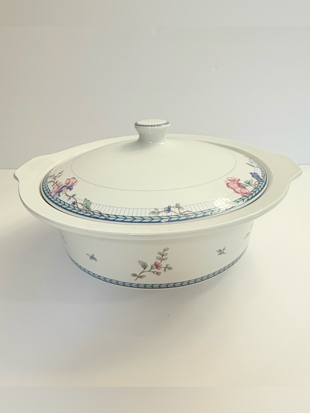 Oneida Blue Lattice 2 Qt Covered Casserole Dish 11” Floral Fine Porcelain New